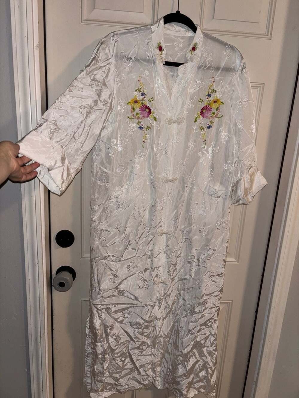 Vintage White Chinese Silk Jacquard Robe with Floral Embroidery